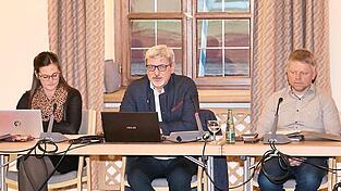 Am 26. März hat der Stadtrat den Haushalt 2026, der zuvor von Kämmerin Anja Heinrichmeyer und Bürgermeister Sandro Bauer im Beisein von Stadtgeschäftsleiter Stefan Schmidberger (von links) erläutert wurde, verabschiedet. Dieses Zahlenkonstrukt wurde nun von der Rechtsaufsicht bewertet, zwar ohne Einschränkungen, jedoch mit mahnenden Worten. Am 26. März hat der Stadtrat den Haushalt 2026, der zuvor von Kämmerin Anja Heinrichmeyer und Bürgermeister Sandro Bauer im Beisein von Stadtgeschäftsleiter Stefan Schmidberger (von links) erläutert wurde, verabschiedet. Dieses Zahlenkonstrukt wurde nun von der Rechtsaufsicht bewertet, zwar ohne Einschränkungen, jedoch mit mahnenden Worten.
