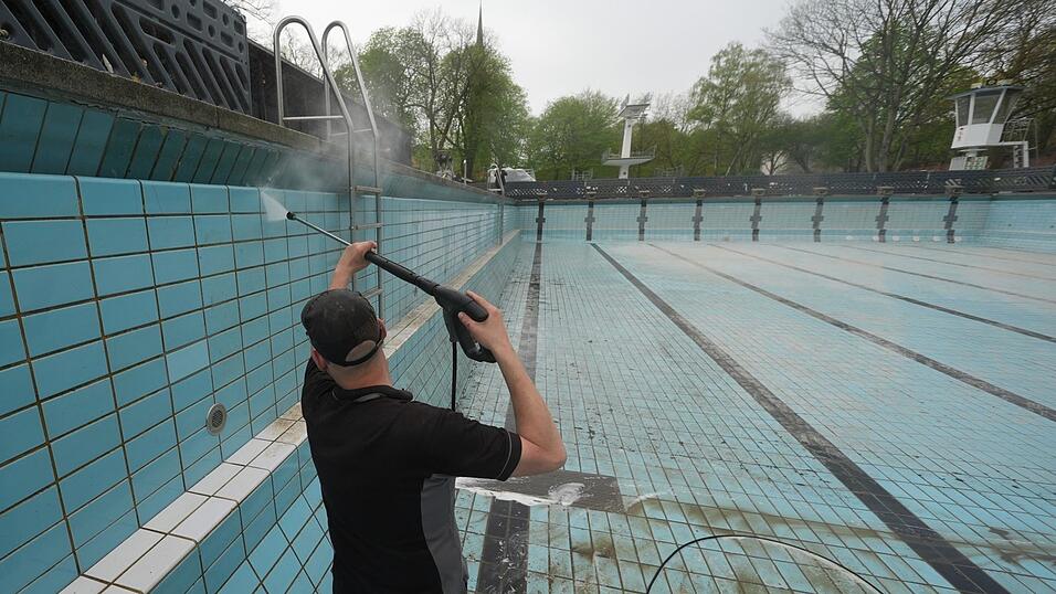 Bei einem Schwimmbad kann man mit einem Hochdruckreiniger viel bewirken und wenig zerstören - das ist auf Wasser ausgelegt... Bei einem Schwimmbad kann man mit einem Hochdruckreiniger viel bewirken und wenig zerstören - das ist auf Wasser ausgelegt...