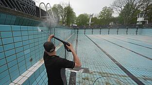 Bei einem Schwimmbad kann man mit einem Hochdruckreiniger viel bewirken und wenig zerst&ouml;ren - das ist auf Wasser ausgelegt...