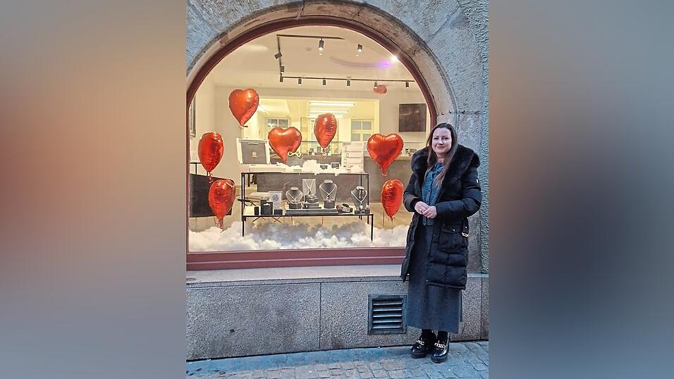 Mirjam Ammon de Moreno hat ein Valentinstagsschaufenster dekoriert.