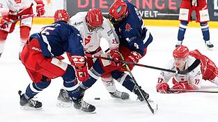 Die Landshuter Marcel Tabert (links) und Cristian Achim (rechts) kämpfen mit Max Ziergiebel (Mitte) hart um den Puck - und um den Einzug in das Playoffs-Halbfinale der Deutschen Nachwuchs-Liga.