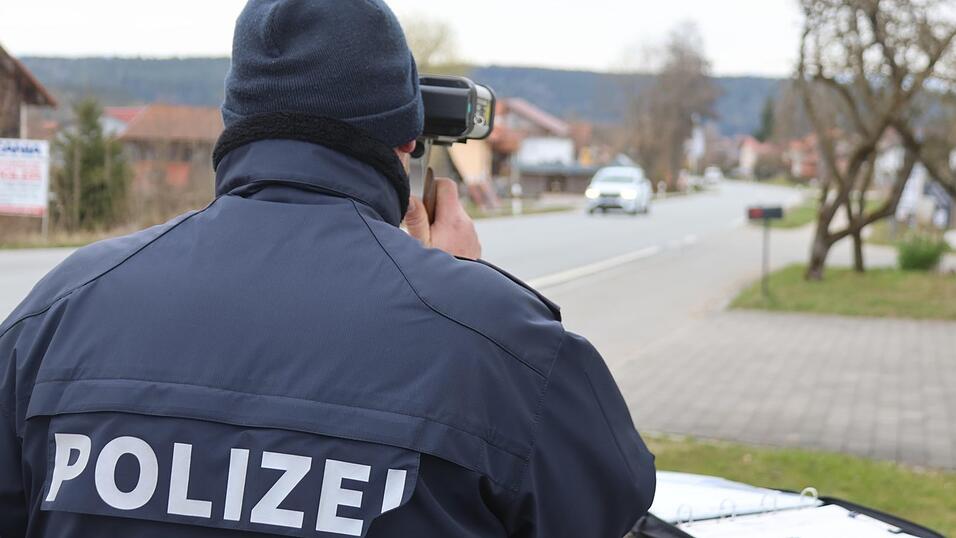 Ein abgehackter Piepston erklingt, das Lasergerät erfasst ein vorbeifahrendes Auto. Beim Blitzmarathon am Mittwoch kontrolliert die Polizei unter anderem in der Falkensteiner Straße in Michelsneukirchen die Geschwindigkeit. Ein abgehackter Piepston erklingt, das Lasergerät erfasst ein vorbeifahrendes Auto. Beim Blitzmarathon am Mittwoch kontrolliert die Polizei unter anderem in der Falkensteiner Straße in Michelsneukirchen die Geschwindigkeit.