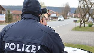 Ein abgehackter Piepston erklingt, das Lasergerät erfasst ein vorbeifahrendes Auto. Beim Blitzmarathon am Mittwoch kontrolliert die Polizei unter anderem in der Falkensteiner Straße in Michelsneukirchen die Geschwindigkeit.