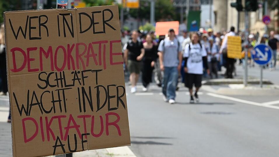 Über 30.000 Menschen beteiligten sich an Protesten gegen AfD-Parteitag. Über 30.000 Menschen beteiligten sich an Protesten gegen AfD-Parteitag.