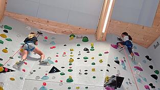 Die zwölfjährige Wassi (l.) und die neunjährige Mila (r.) kletterten mehrfach bis ganz oben. Die zwölfjährige Wassi (l.) und die neunjährige Mila (r.) kletterten mehrfach bis ganz oben.