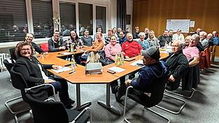 Fast alle Vereine waren bei der Vereinsvertreter-Versammlung im Rathaus vertreten. Über das Engagement der Vereine freuen sich Bürgermeisterin Angelika Leitermann (l.) und Pfarrer Josef Gallmeier (dahinter). Fast alle Vereine waren bei der Vereinsvertreter-Versammlung im Rathaus vertreten. Über das Engagement der Vereine freuen sich Bürgermeisterin Angelika Leitermann (l.) und Pfarrer Josef Gallmeier (dahinter).