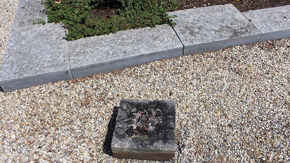 Unbekannte haben mehrere Gräber am Friedhof St. Michael in Straubing verwüstet. Unbekannte haben mehrere Gräber am Friedhof St. Michael in Straubing verwüstet.
