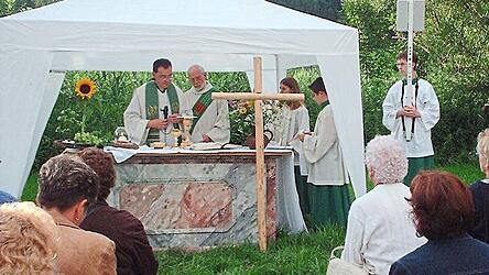 Ein Highlight in der Frauenbundgeschichte war die Bezirkswallfahrt 2003, bei der Geistlicher Bezirksbeirat Stefan Anzinger und Diakon Reinhold R&ouml;ttger den Gottesdienst zelebrierten und sich am Ende nach einem Regenschauer ein Regenbogen &uuml;ber den ganzen Horizont erstreckte.
