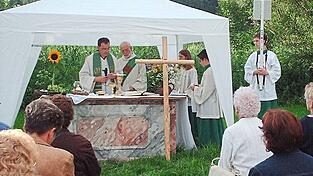 Ein Highlight in der Frauenbundgeschichte war die Bezirkswallfahrt 2003, bei der Geistlicher Bezirksbeirat Stefan Anzinger und Diakon Reinhold Röttger den Gottesdienst zelebrierten und sich am Ende nach einem Regenschauer ein Regenbogen über den ganzen Horizont erstreckte.