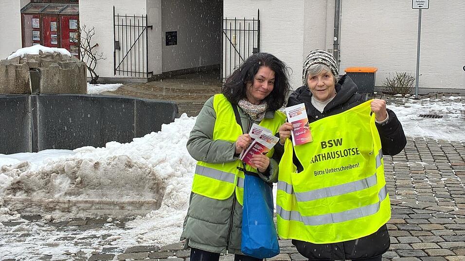 Ursula und Mandy Lutz sind extra aus Neumarkt nach Cham gekommen, um mitzuhelfen, die n&ouml;tigen Unterschriften zu sammeln. Doch bei der K&auml;lte war und blieb der Marktplatz nahezu menschenleer.