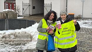 Ursula und Mandy Lutz sind extra aus Neumarkt nach Cham gekommen, um mitzuhelfen, die n&ouml;tigen Unterschriften zu sammeln. Doch bei der K&auml;lte war und blieb der Marktplatz nahezu menschenleer.