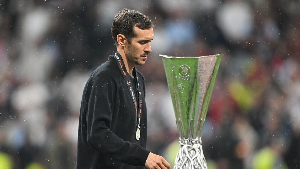 Auch SC-Trainer Julian Schuster durfte den Pokal nicht anfassen. Auch SC-Trainer Julian Schuster durfte den Pokal nicht anfassen.