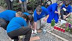 Es wird geschrubbt und mit Scheuerpulver gereinigt. Es wird geschrubbt und mit Scheuerpulver gereinigt.