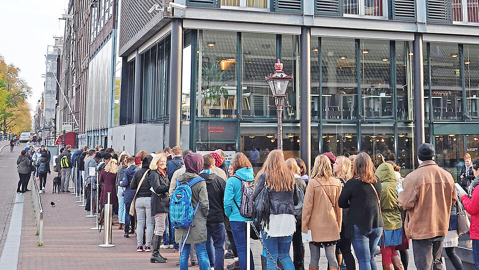 Vor dem Anne-Frank-Haus in Amsterdam ist der 'Overtourism' deutlich zu spüren. Hier stehen Urlauberreihenweise an, um sich dann durch das Haus zu drängen. Fotos: Andreas Heimann/dpa, Kerstin Bauer (oben) Vor dem Anne-Frank-Haus in Amsterdam ist der 'Overtourism' deutlich zu spüren. Hier stehen Urlauberreihenweise an, um sich dann durch das Haus zu drängen. Fotos: Andreas Heimann/dpa, Kerstin Bauer (oben)