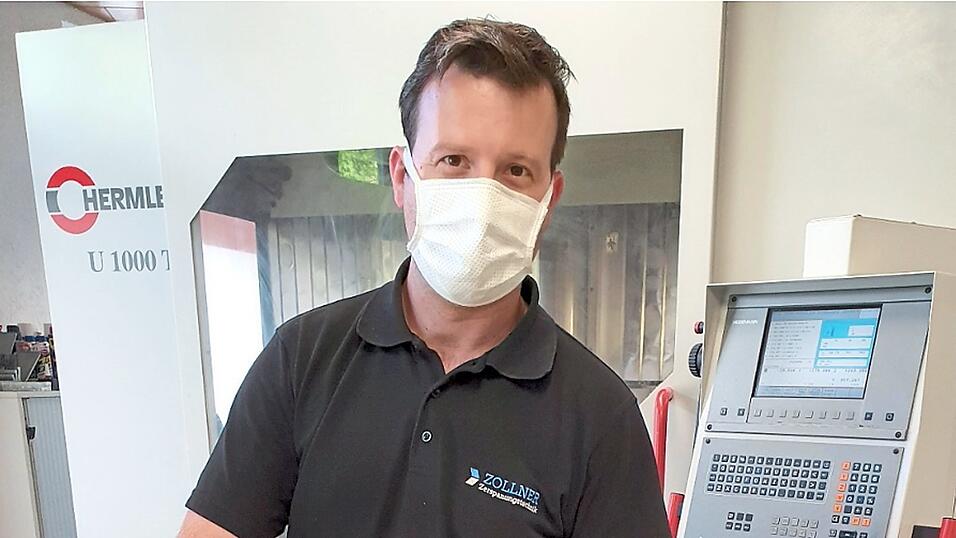 Firmeninhaber Armin Zollner mit einem fertig montierten Gesichtsschutzschild.