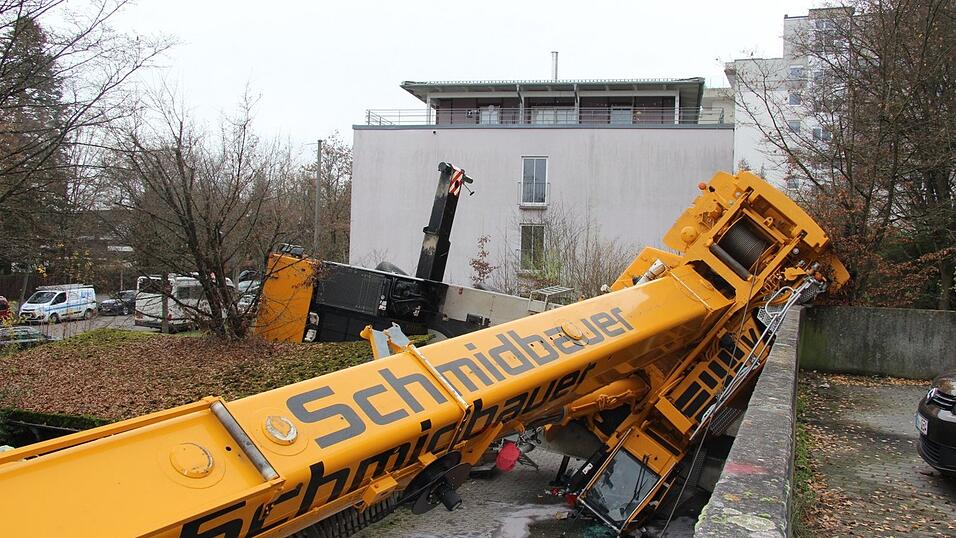 In Regensburg ist am Montagvormittag ein Kran umgestürzt. In Regensburg ist am Montagvormittag ein Kran umgestürzt.