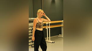 Emma hört selbst kein K-Pop, ist aber fasziniert von den Choreografien. Emma hört selbst kein K-Pop, ist aber fasziniert von den Choreografien.