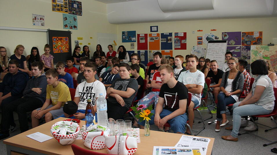 Eine starke Gemeinschaftsleistung: Große Freude herrschte an der Mittelschule Altdorf - die Klassen 7a, 7b und 8a sicherten sich den zweiten Platz und damit 200 Euro für die Klassenkasse. Eine starke Gemeinschaftsleistung: Große Freude herrschte an der Mittelschule Altdorf - die Klassen 7a, 7b und 8a sicherten sich den zweiten Platz und damit 200 Euro für die Klassenkasse.