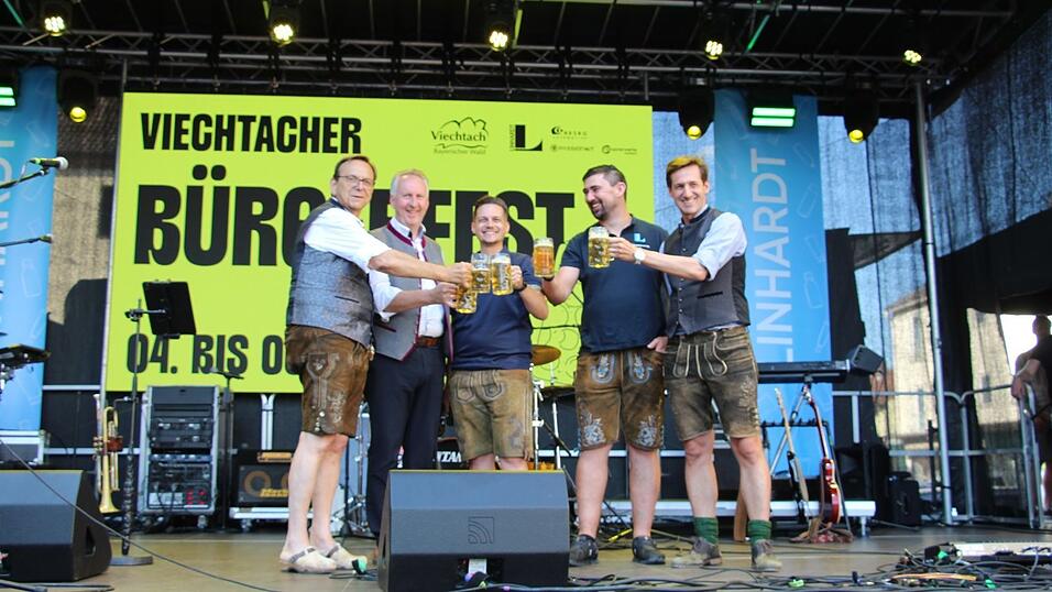 B&uuml;rgermeister Franz Wittmann (v.l.) stv. Landrat Helmut Plenk, Florian Wenig und Andreas Wittenzellner (Linhardt) sowie MdL Stefan Ebner.