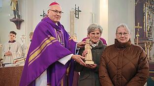 Bischof Voderholzer übergibt die „Mutter Gottes in der Hoffnung“ an Monika Schneil.