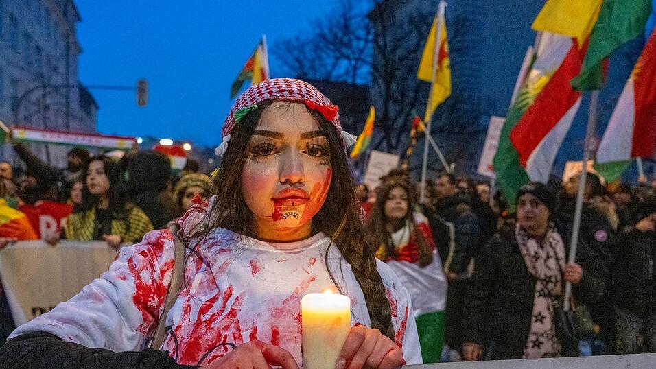 Eine Teilnehmerin der prokurdischen Demonstration in der M&uuml;nchner Innenstadt.
