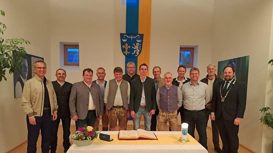 Das Gemeinderatsgremium 2020 bis 2026 beim Eintrag ins Goldene Buch der Gemeinde. Das Gemeinderatsgremium 2020 bis 2026 beim Eintrag ins Goldene Buch der Gemeinde.