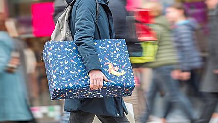 Für Weihnachtsgeschenke gilt in diesem Jahr: 'Wer zuerst kommt, mahlt zuerst', sagt der Sprecher des Handelsverbands Bayern.