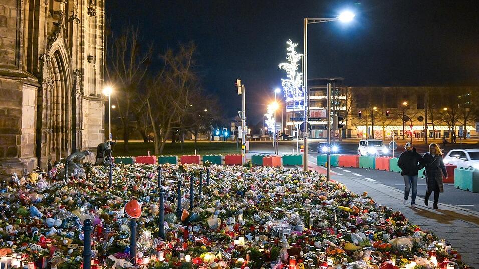 Auch in der Silvesternacht haben Menschen mit Blumen und Kerzen wieder an die fünf Opfer von Magdeburg erinnert. Auch in der Silvesternacht haben Menschen mit Blumen und Kerzen wieder an die fünf Opfer von Magdeburg erinnert.