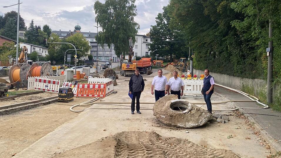 Die Krankenhauskreuzung am Fu&szlig; des Schulbergs ist derzeit gesperrt. Beim Ortstermin sind Planer Stefan Brandl, B&uuml;rgermeister Martin Stoiber, sein Stellvertreter Walter Dendorfer und stellvertretender Stadtbaumeister Josef Ried (von links) zuversichtlich, dass alles sp&auml;testens bis zum Schulstart fertig ist.