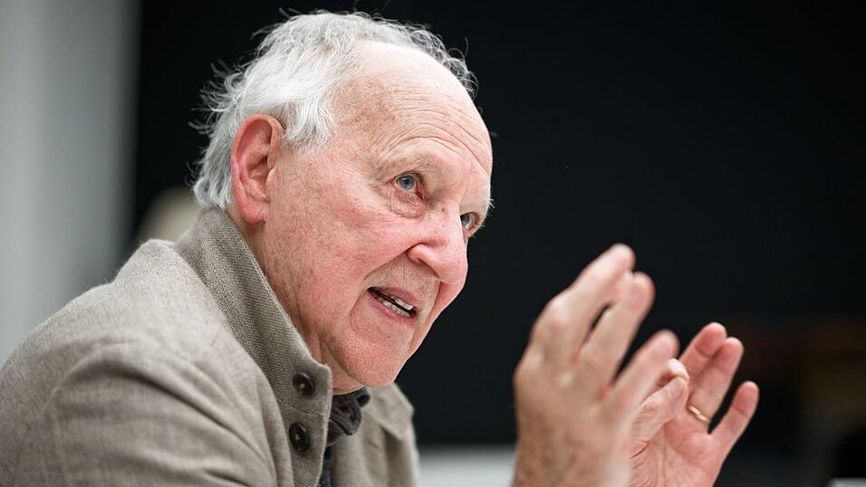 Dass er kein Smartphone besitze, will Werner Herzog (83) nicht als Statement missverstanden wissen - altmodisch und gegen Technik sei er keineswegs. Dass er kein Smartphone besitze, will Werner Herzog (83) nicht als Statement missverstanden wissen - altmodisch und gegen Technik sei er keineswegs.