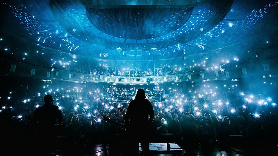 Einer der emotionalsten Momente der 2025er-Tour: Das Konzert auf der Full Metal Cruise. Das Bild ist Teil des Kino-Plakats. Einer der emotionalsten Momente der 2025er-Tour: Das Konzert auf der Full Metal Cruise. Das Bild ist Teil des Kino-Plakats.