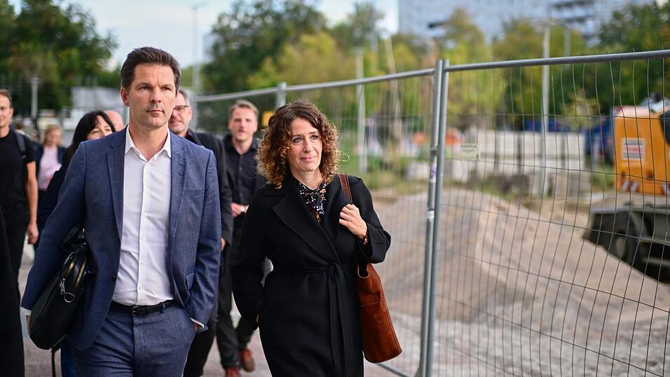Steffen Krach, Fraktionsvorsitzender der SPD im Berliner Abgeordnetenhaus, und Bettina Jarasch, Fraktionsvorsitzende der Grünen im Berliner Abgeordnetenhaus, gehen nach Gesprächen über die Regierungsbildung nach der Wahl zum Berliner Abgeordnetenhaus aus dem Gebäude. Steffen Krach, Fraktionsvorsitzender der SPD im Berliner Abgeordnetenhaus, und Bettina Jarasch, Fraktionsvorsitzende der Grünen im Berliner Abgeordnetenhaus, gehen nach Gesprächen über die Regierungsbildung nach der Wahl zum Berliner Abgeordnetenhaus aus dem Gebäude.