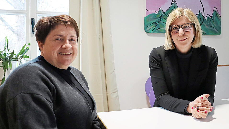 Initiatorin Renate Krause (links) und Martina Laue von der Selbsthilfe-Kontaktstelle des Diakonischen Werks Landshut hoffen darauf, dass die neue Skoliose-Selbsthilfegruppe regen Zuspruch findet. Initiatorin Renate Krause (links) und Martina Laue von der Selbsthilfe-Kontaktstelle des Diakonischen Werks Landshut hoffen darauf, dass die neue Skoliose-Selbsthilfegruppe regen Zuspruch findet.