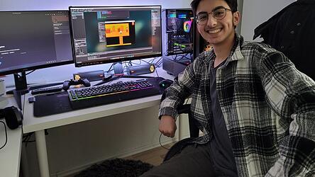 Can Durmaz arbeitet an einem Computerspiel.