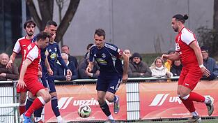 Da, wenn er gebraucht wird: Der für den verletzten Alex Hagl als Kapitän eingesprungene Marcus Plomer (rechts) glänzte gegen Roding mit seiner Souveränität und der Vorlage zum vorentscheidenden 3:1 durch Tobias Steer. Da, wenn er gebraucht wird: Der für den verletzten Alex Hagl als Kapitän eingesprungene Marcus Plomer (rechts) glänzte gegen Roding mit seiner Souveränität und der Vorlage zum vorentscheidenden 3:1 durch Tobias Steer.