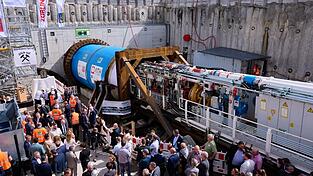 &laquo;Donna Maria&raquo; ist gestartet: Die Tunnelbohrmaschine ist 178 Meter lang und 700 Tonnen schwer.