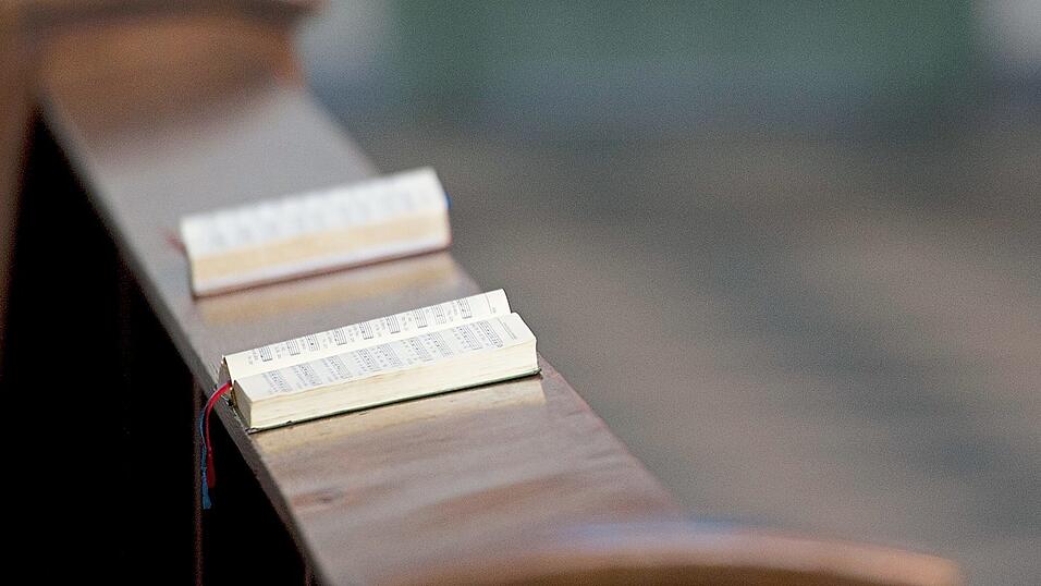 In Loitzendorf wurden ein paar Kniebänke aus der Kirche gebaut, damit die Leute in den engen Reihen mehr Platz haben. In Loitzendorf wurden ein paar Kniebänke aus der Kirche gebaut, damit die Leute in den engen Reihen mehr Platz haben.
