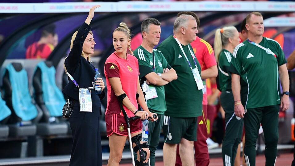 DFB-Direktorin Nia Künzer (l) steht für die nächsten Jahre in der Verantwortung. DFB-Direktorin Nia Künzer (l) steht für die nächsten Jahre in der Verantwortung.