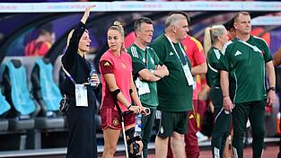DFB-Direktorin Nia Künzer (l) steht für die nächsten Jahre in der Verantwortung.