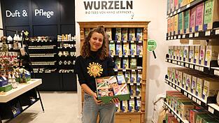 Sonnentor-Mitarbeiterin Lea Zirngibl mit der Wohlfühlbox.