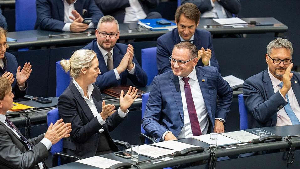 Die Abgeordneten der AfD halten sich im Gegensatz zur letzten Generaldebatte mit Zwischenrufen zurück. Die Abgeordneten der AfD halten sich im Gegensatz zur letzten Generaldebatte mit Zwischenrufen zurück.