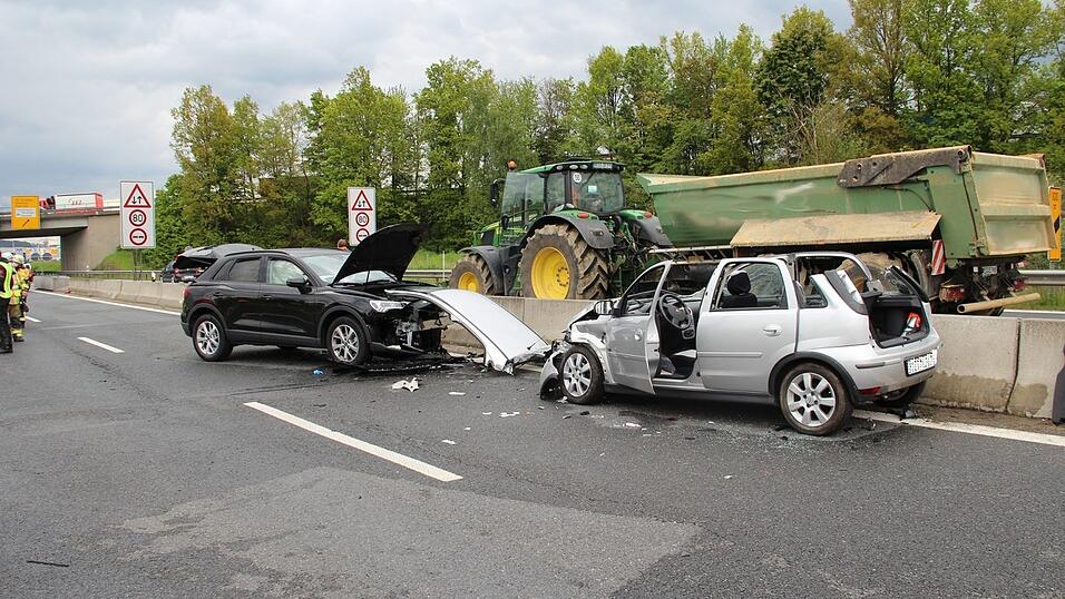 Auf der B85 an der Abfahrt Cham-Süd hat es gekracht. Auf der B85 an der Abfahrt Cham-Süd hat es gekracht.