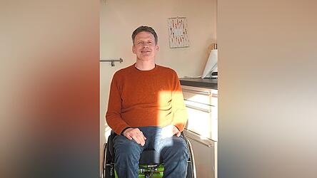 In seiner rollstuhlgerechten Küche zeigt Paul Grasmaier, dass Leidenschaft keine Grenzen kennt.