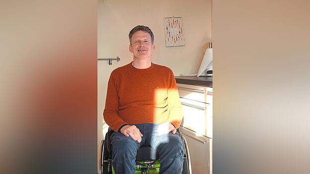 In seiner rollstuhlgerechten K&uuml;che zeigt Paul Grasmaier, dass Leidenschaft keine Grenzen kennt.