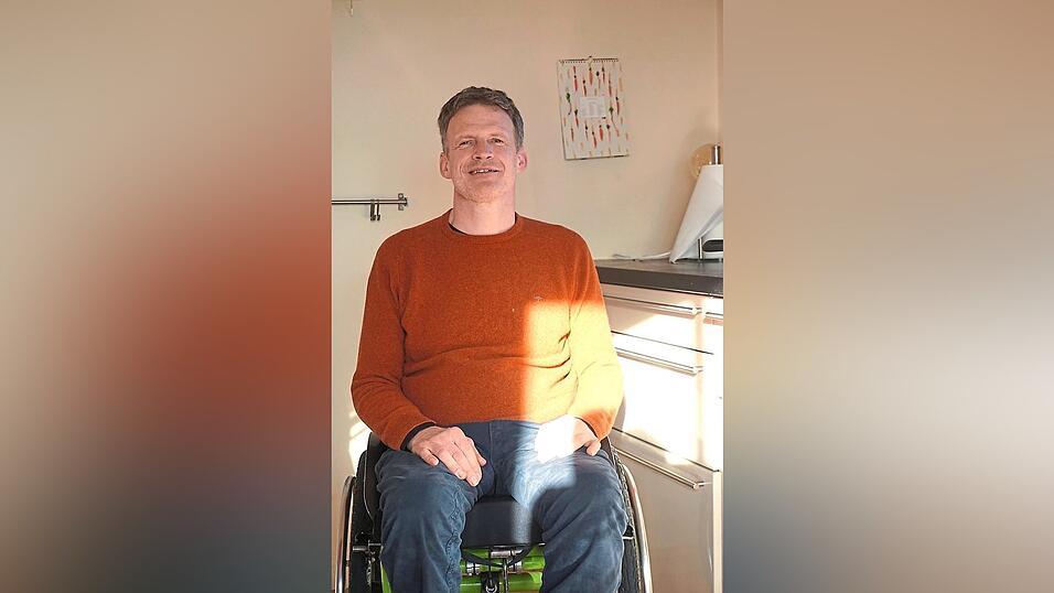 In seiner rollstuhlgerechten Küche zeigt Paul Grasmaier, dass Leidenschaft keine Grenzen kennt.