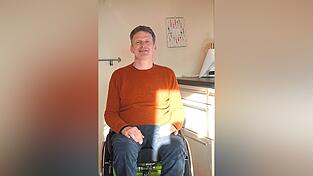 In seiner rollstuhlgerechten Küche zeigt Paul Grasmaier, dass Leidenschaft keine Grenzen kennt.