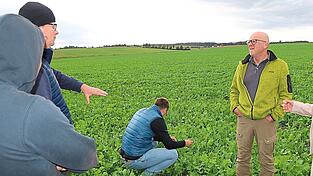 Thomas Koller zeigt seine Pflanzen für den Winter. Zum Austausch sind landwirtschaftliche Mitarbeiter eines riesigen Betriebs im Ausland gekommen, und Mitarbeiter der Berater-Firma Farmtastic, die beide betreut.