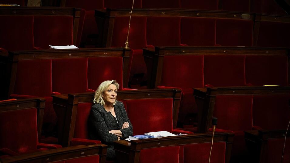 Marine Le Pen droht auch, ihr Abgeordnetenmandat in der französischen Nationalversammlung zu verlieren. Marine Le Pen droht auch, ihr Abgeordnetenmandat in der französischen Nationalversammlung zu verlieren.