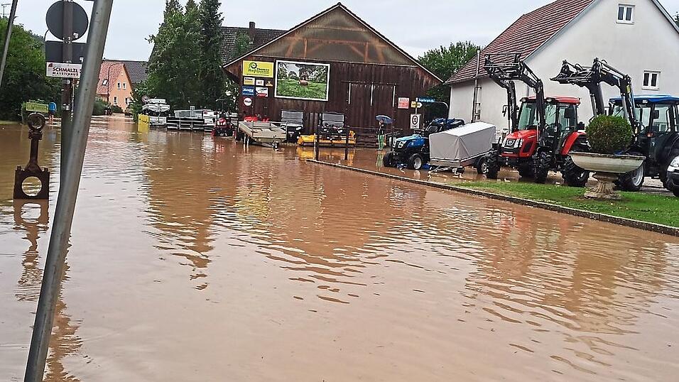 Am Samstagnachmittag verwandelte sich die Mainburger Straße in Tegernbach in einen breiten Fluss. Am Samstagnachmittag verwandelte sich die Mainburger Straße in Tegernbach in einen breiten Fluss.