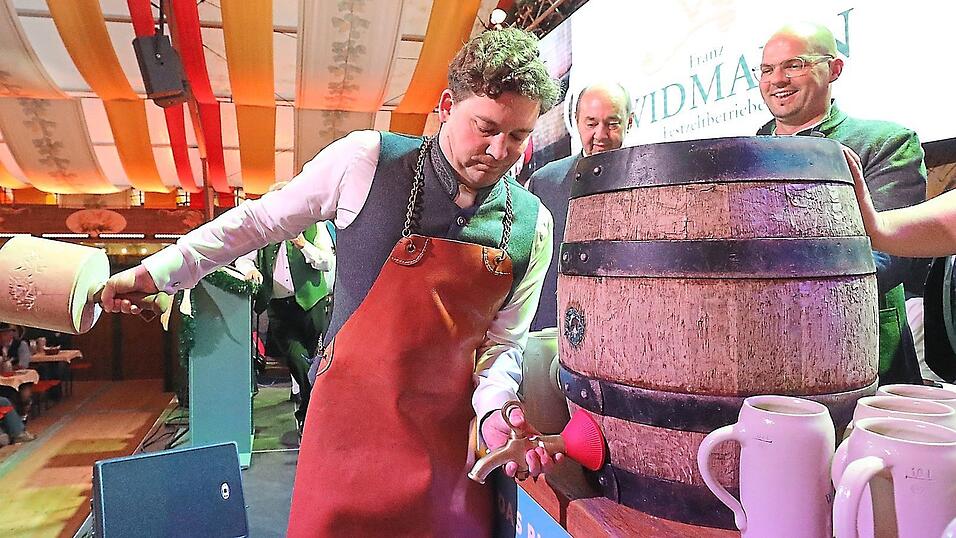 Da war die Landshuter Starkbierwelt noch in Ordnung: B&uuml;rgermeister Thomas Haslinger beim offiziellen Anstich im Jahr 2022. Mit auf der B&uuml;hne: Festwirt Franz Widmann senior (Mitte) neben dem damaligen Brauhaus-Vorstand Christoph Zellner (rechts).